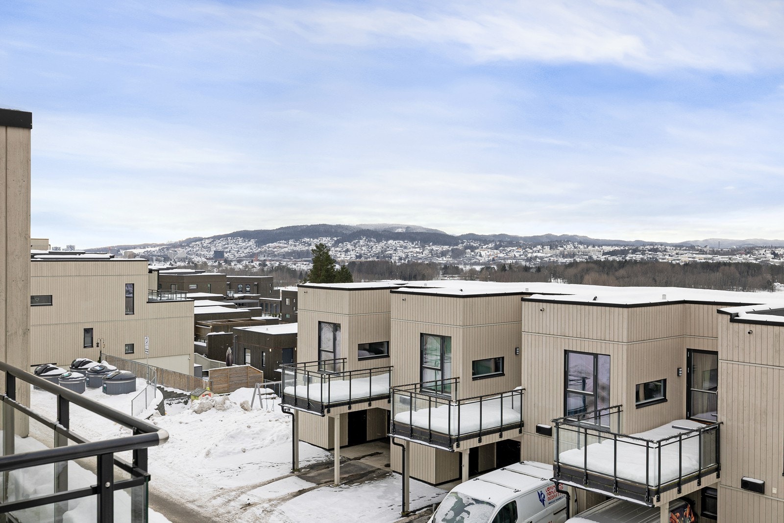 Boligen ligger i et meget populært og barnevennlig område, med nærhet til skoler, barnehager, servicetilbud og offentlig kommunikasjon. Galleribilde