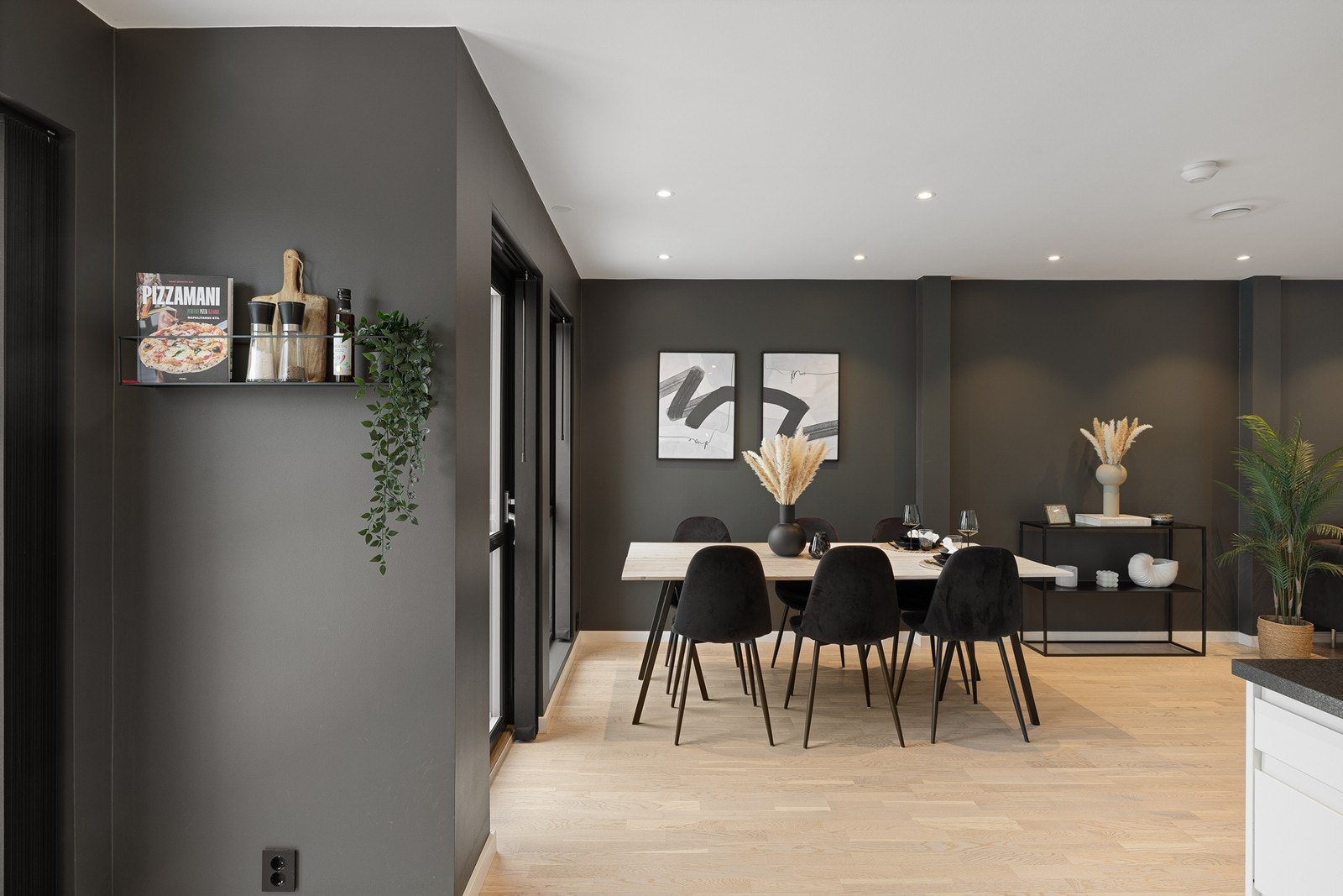 Det er montert screens på alle vinduer i 1 bortsett fra ut mot carport og underetasje. Galleribilde