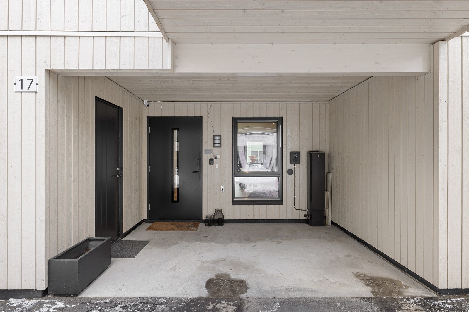 Boligen har et meget innbydende inngangsparti, med tilgang til ytterdør og sportsbod ved carporten. Galleribilde