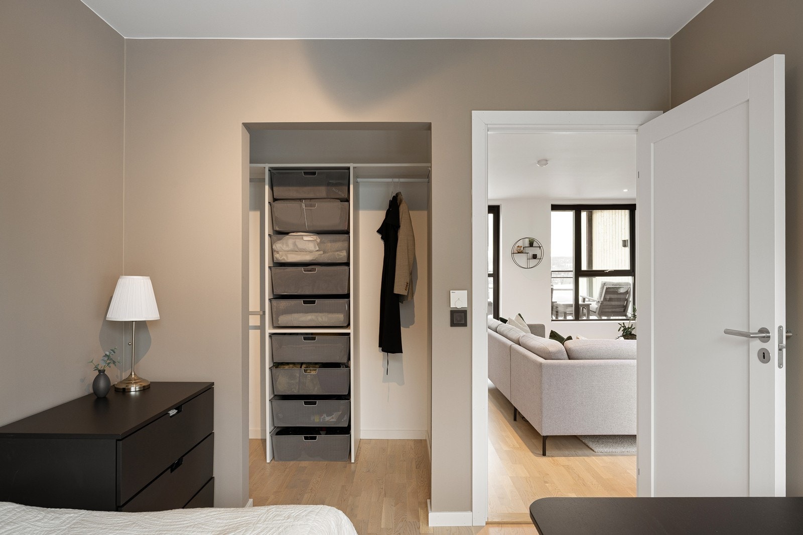 Fra rommet er det inngang til et praktisk bodareal, som er perfekt å benytte som walk in-closet! Galleribilde