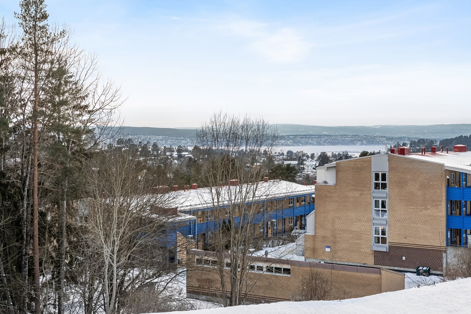 Eiendommen ligger i et attraktivt og meget barnevennlig boligområde på Mortensrud med nærhet til alle fasiliteter en trenger Galleribilde