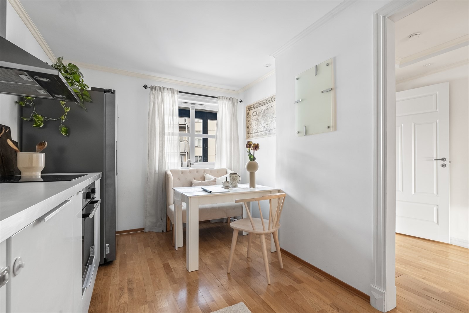 Det er også fin sone for spisebord i nærheten av kjøkkeninnredningen Galleribilde