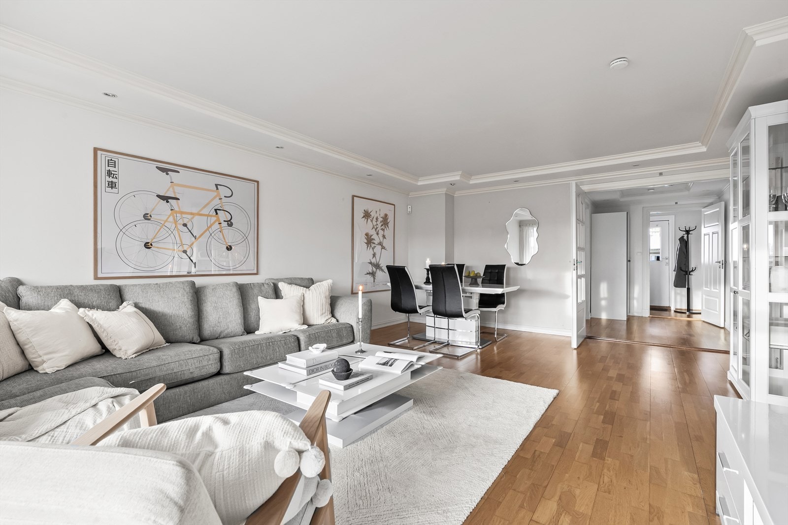 Stuen har flere møbleringsmuligheter med plass til både spisestue og sofagruppe Galleribilde