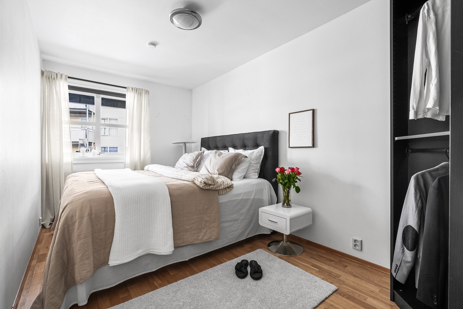 Hovedsoverom med plass til dobbeltseng og garderobeskap Galleribilde