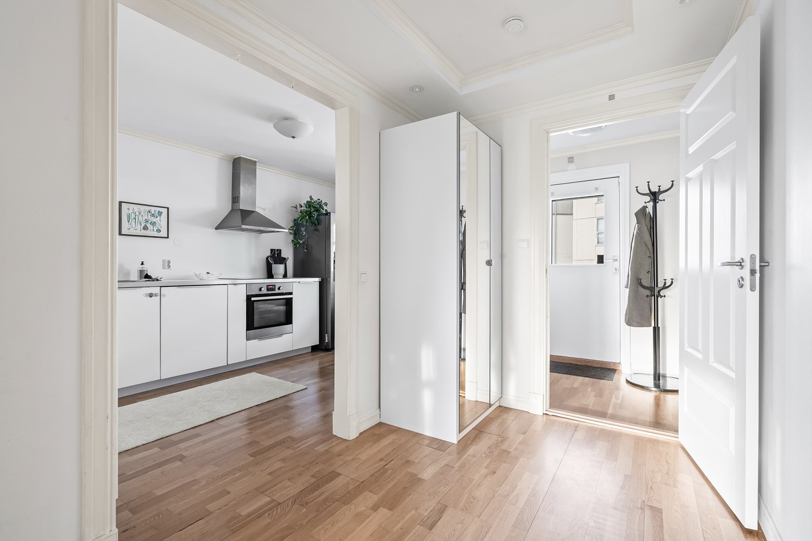 Romslig gang med gode muligheter for oppbevaring av ytterklær Galleribilde