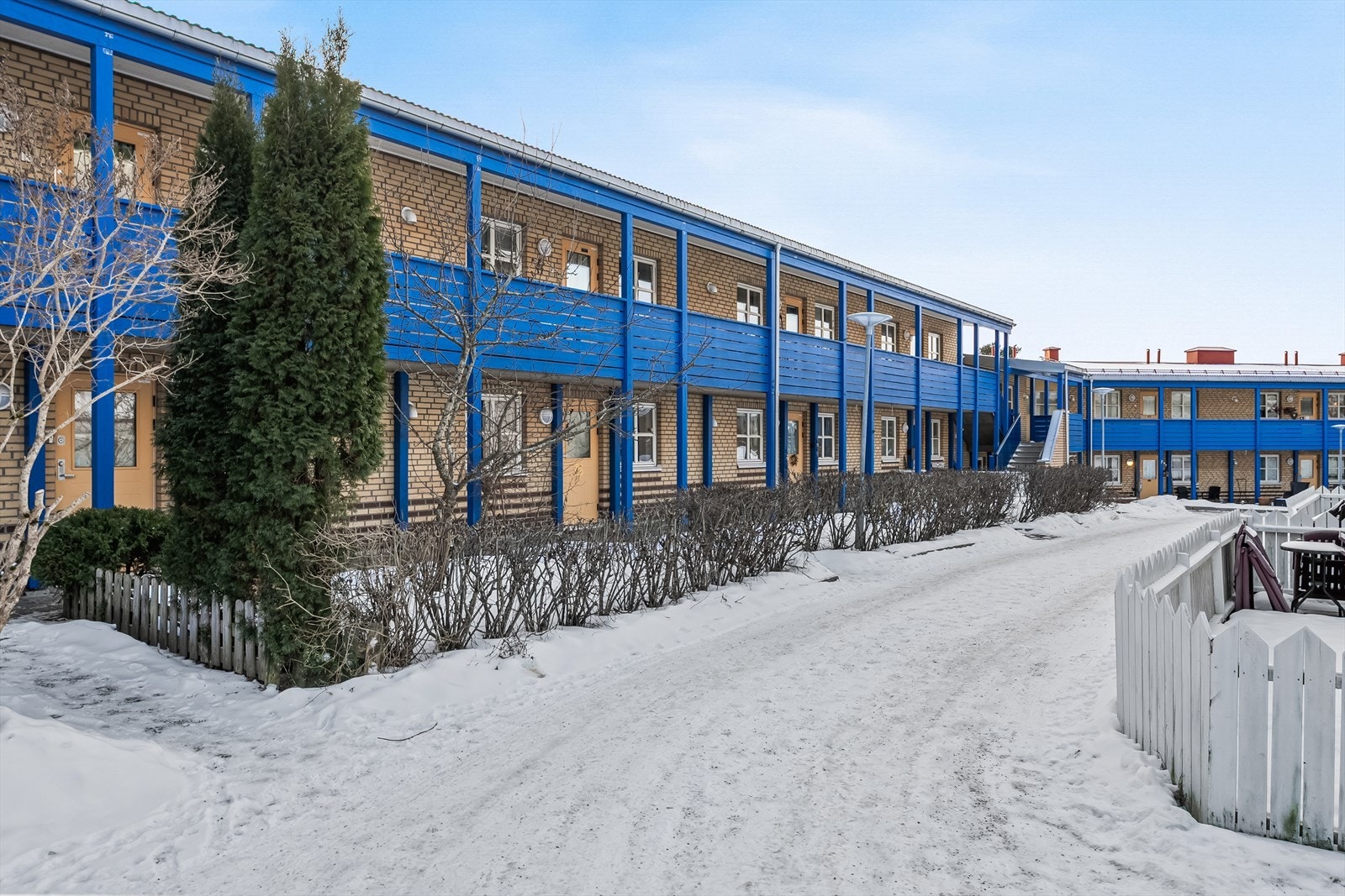 Boligen ligger som toppleilighet i byggets 2. etasje, med adkomst via trapp eller heis og felles svalgang Galleribilde