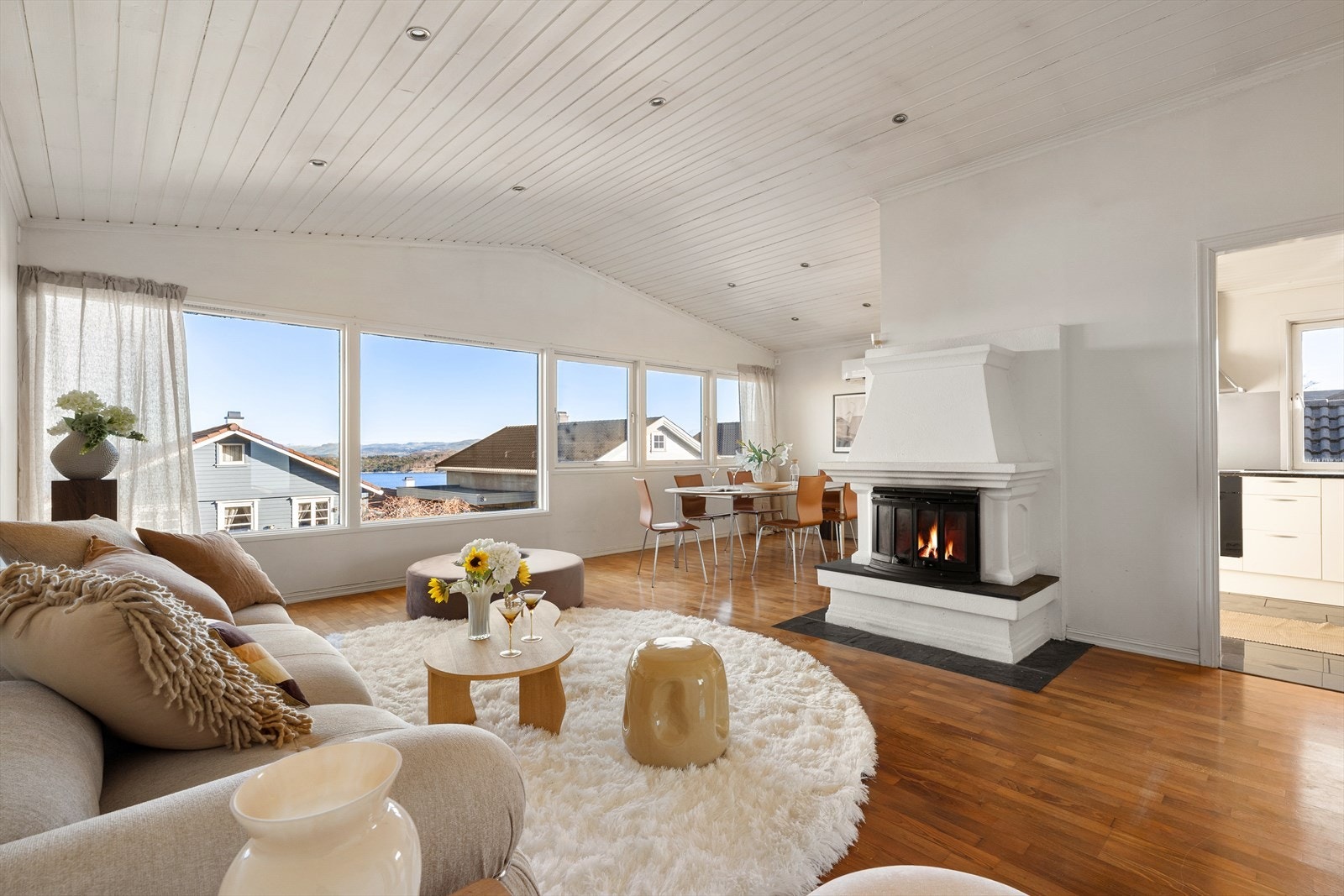 Det er både vedovn og varmepumpe i stuen som varmer godt på kaldere dager. Galleribilde