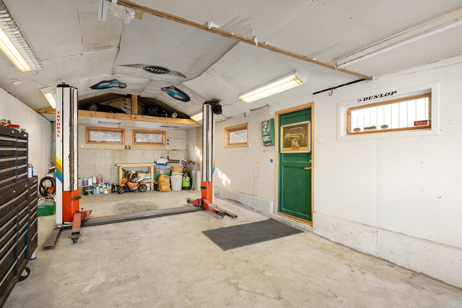 Stor garasje med plass til bil og ekstra oppbevaring. Løfte bukk i garasjen medfølger i handelen. Galleribilde