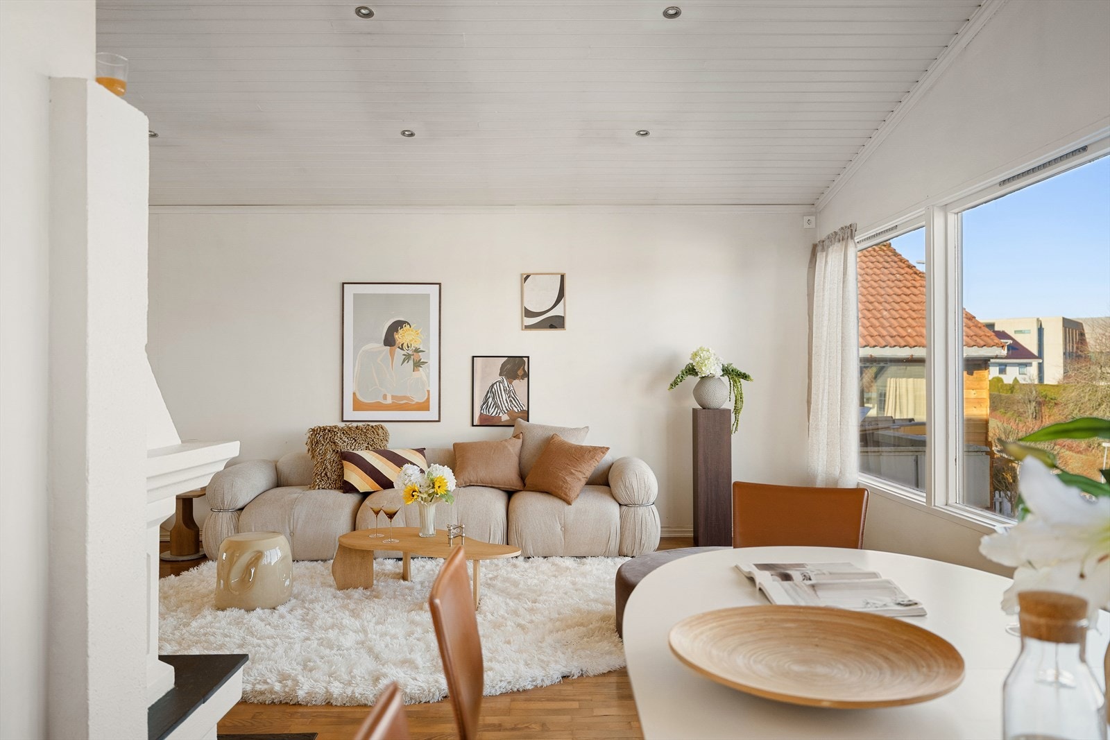 Stuen har god plass til både spisebord og sofagruppe, og legger til rette for hyggelige sammenkomster og et komfortabelt oppholdsrom. Galleribilde