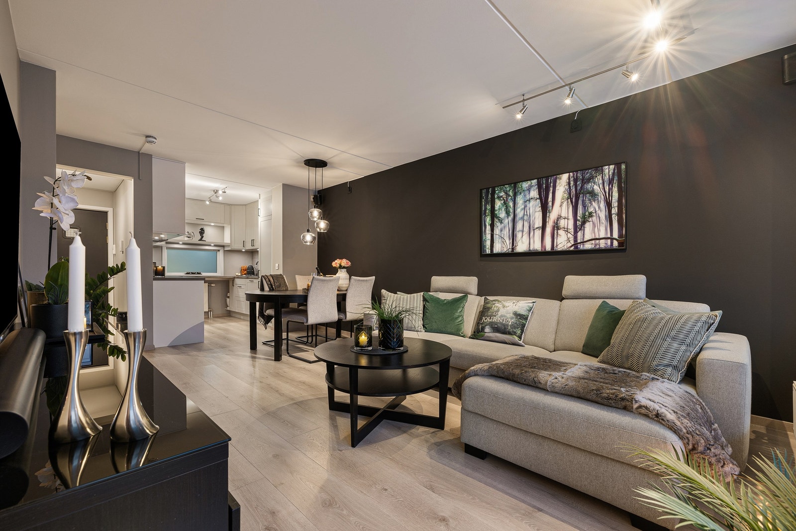 Stuen er et sosialt og sentralt rom med god plass til både sofagruppe og spisebord. Galleribilde