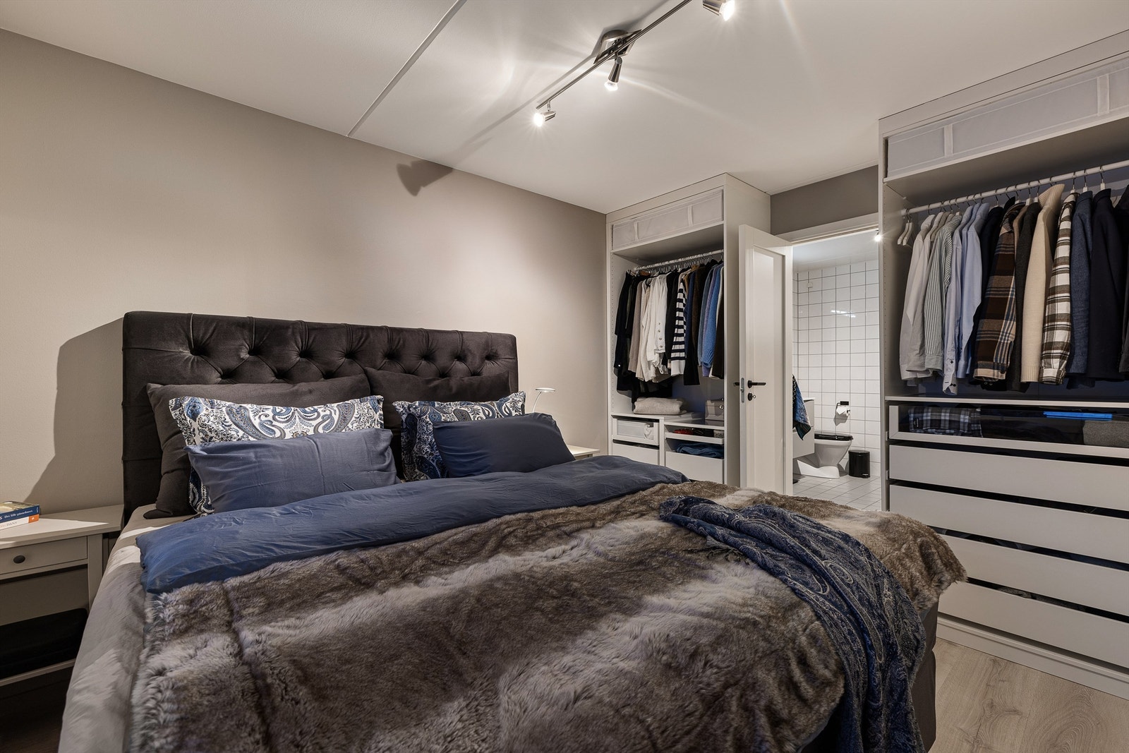 Soverommet er romslig med god plass til dobbeltseng og garderobeløsninger. Galleribilde
