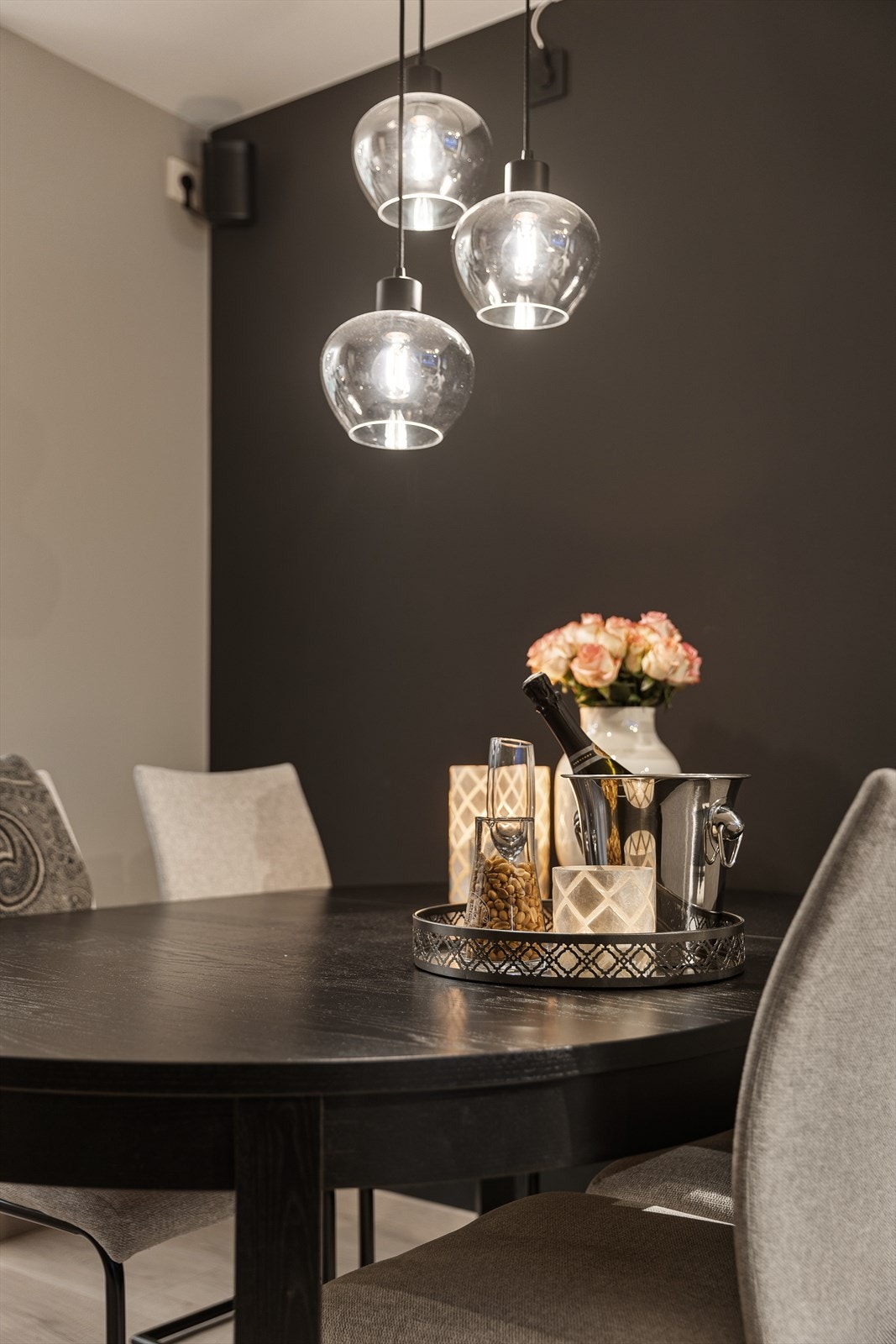 Spiseplassen binder stuen og kjøkkenet sammen på en fin måte. Galleribilde