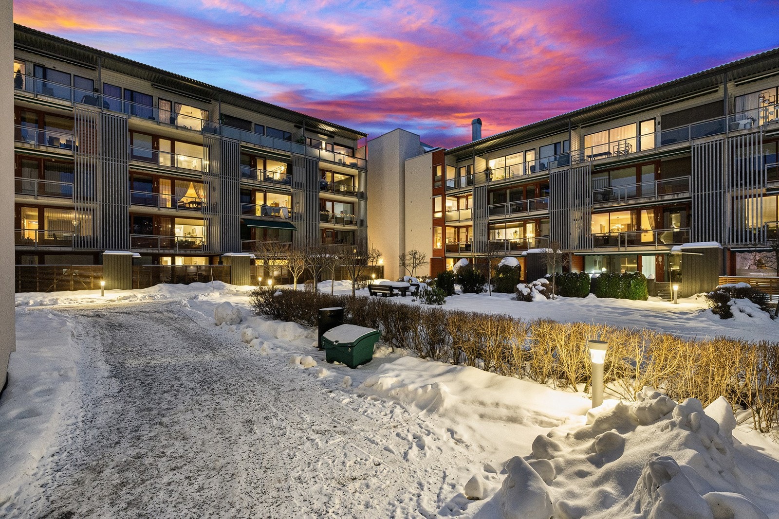 Leiligheten ligger i et stille og veletablert nabolag i Lillestrøm syd. Galleribilde