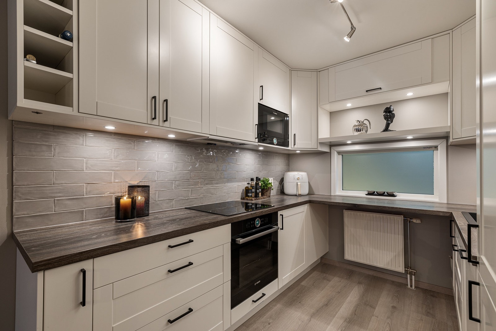 Kjøkkenet er velutstyrt med integrerte hvitevarer og godt med skapplass. Galleribilde