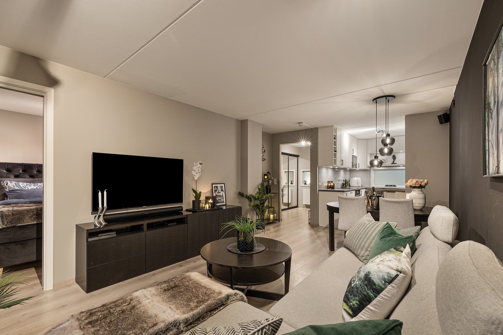 Den åpne planløsningen gir en god romfølelse og fleksible møbleringsmuligheter. Galleribilde