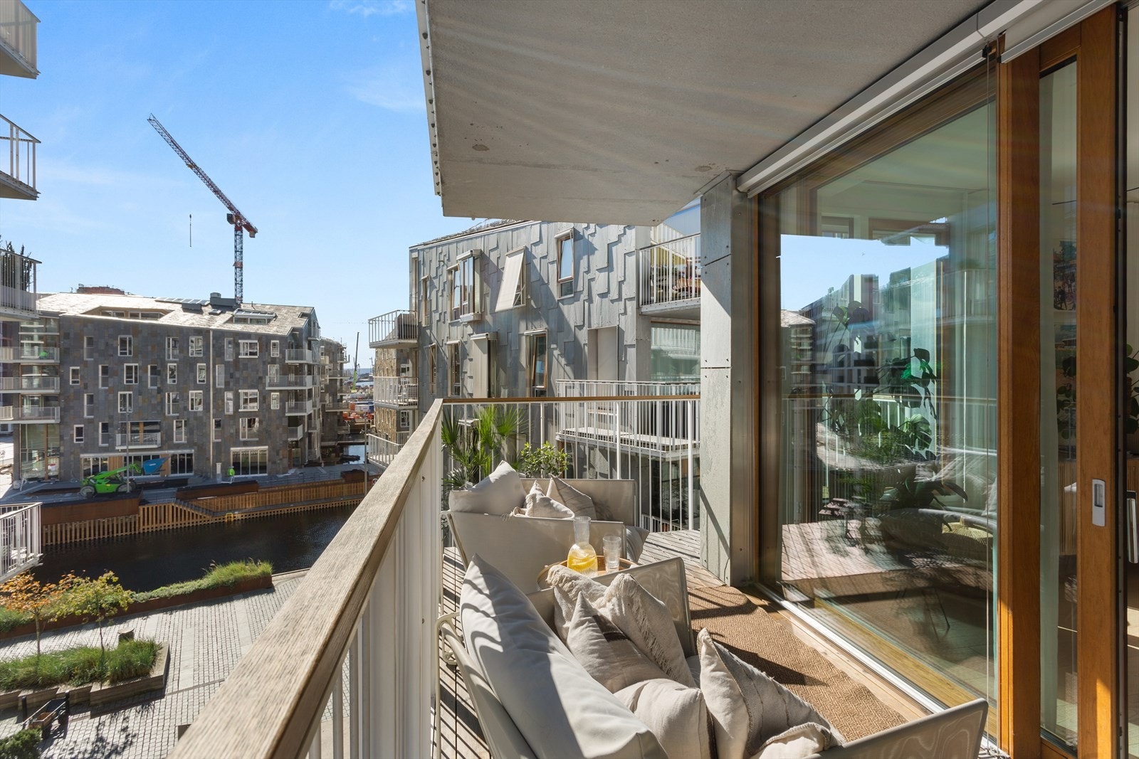 Boligens interne beliggenhet i bygget gir en tilbaketrukket og skjermet atmosfære, langt fra trafikk og støy. Nettopp denne rolige plasseringen var en avgjørende faktor da selgerne valgte denne boligen. Galleribilde