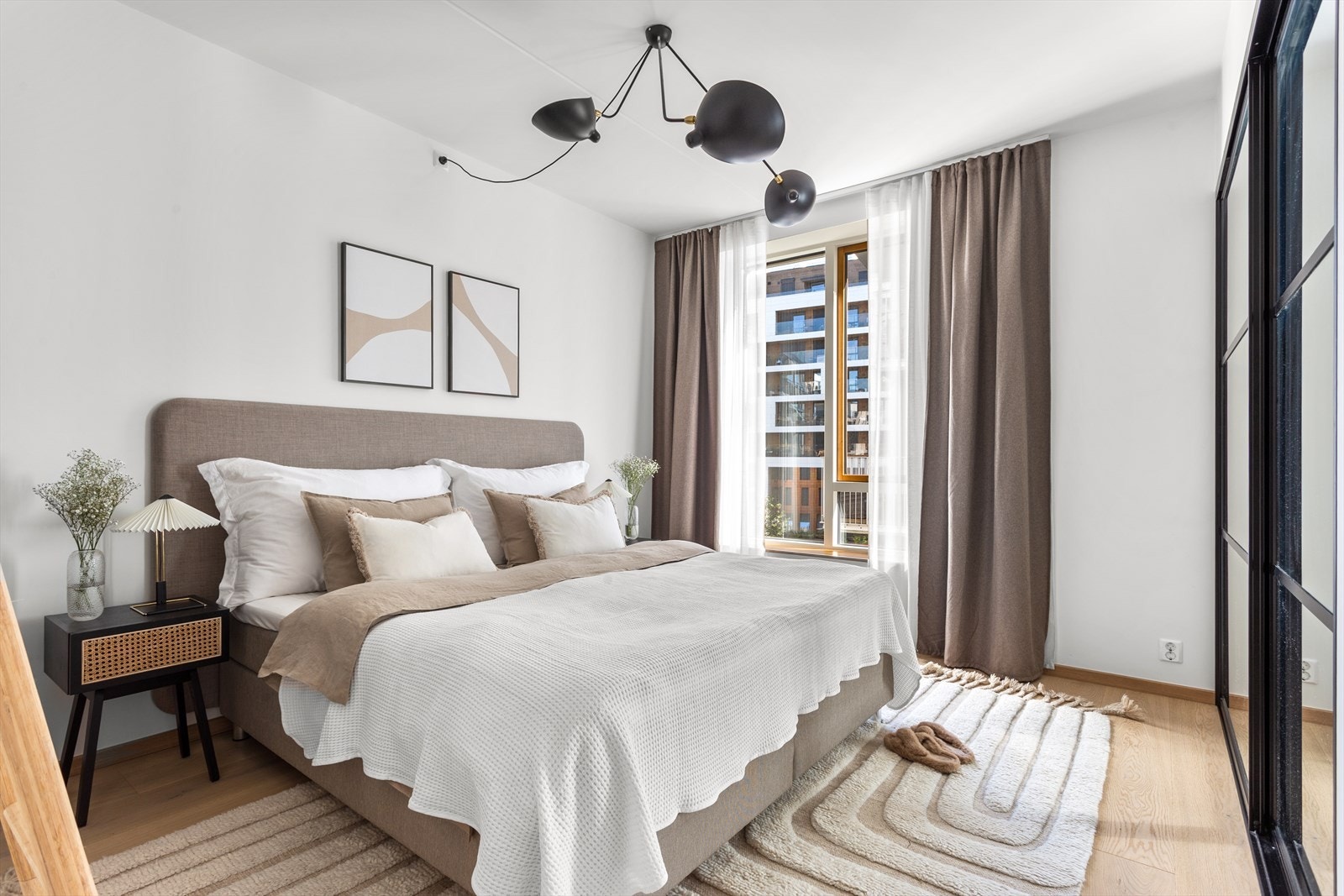 Hovedsoverommet holder en svært god størrelse med plass til dobbeltseng, nattbord og øvrig møblering. Galleribilde