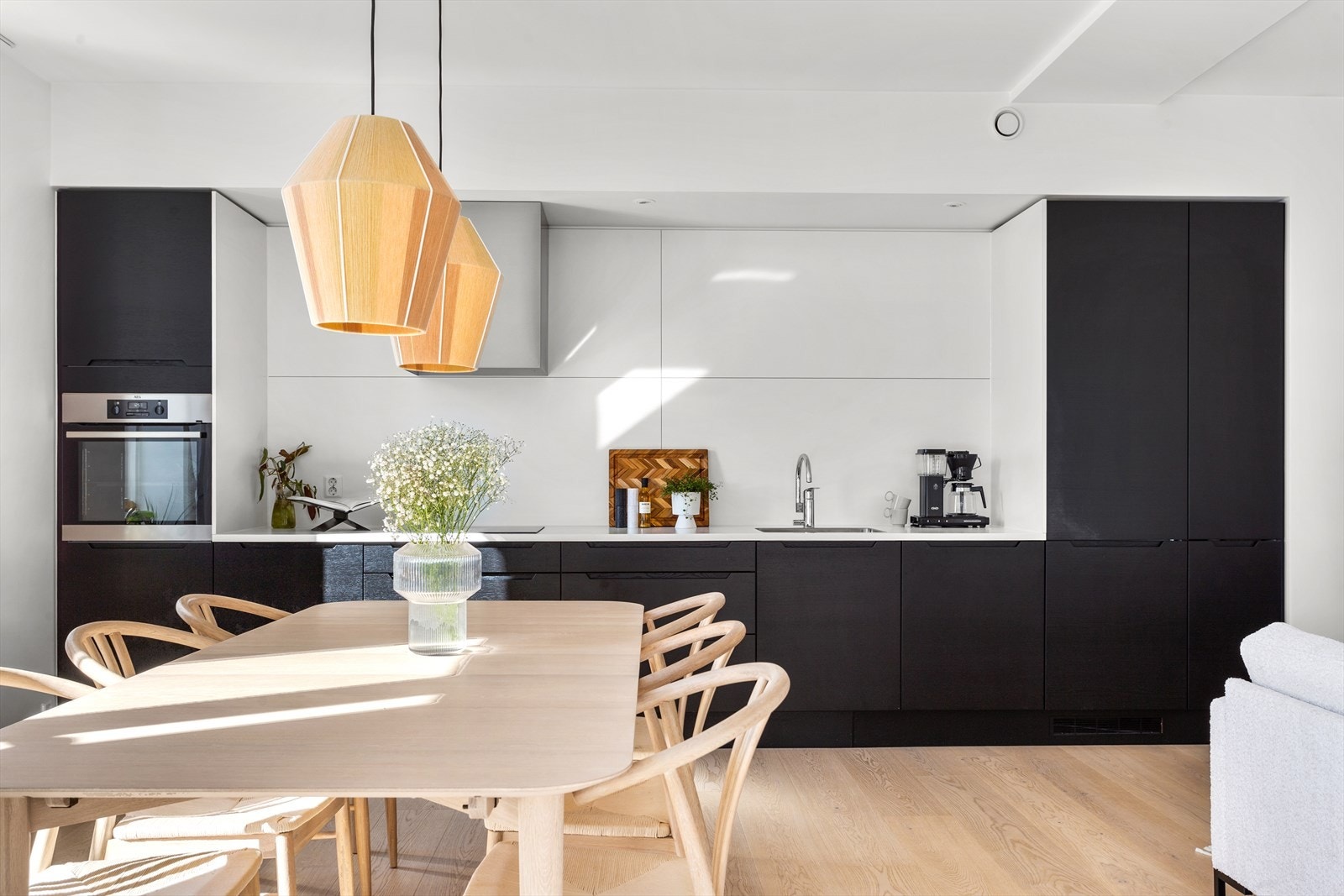 Kjøkkenet er utstyrt med integrerte hvitevarer som kjøl/frys, oppvaskmaskin, stekeovn og induksjonstopp. Mekanisk avtrekk fra ventilator samt komfyrvakt. Galleribilde