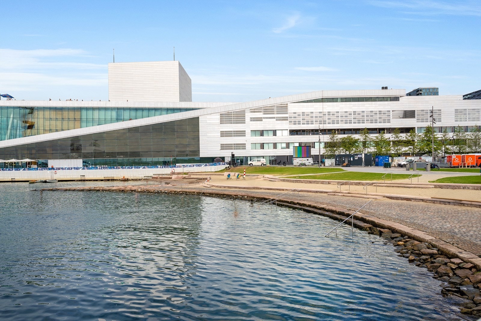 Kulturtilbudet i nærområdet er unikt. Her bor du tett på noen av hovedstadens mest ikoniske attraksjoner, som Den Norske Opera & Ballett, MUNCH, Deichman Bjørvika og SALT. Galleribilde