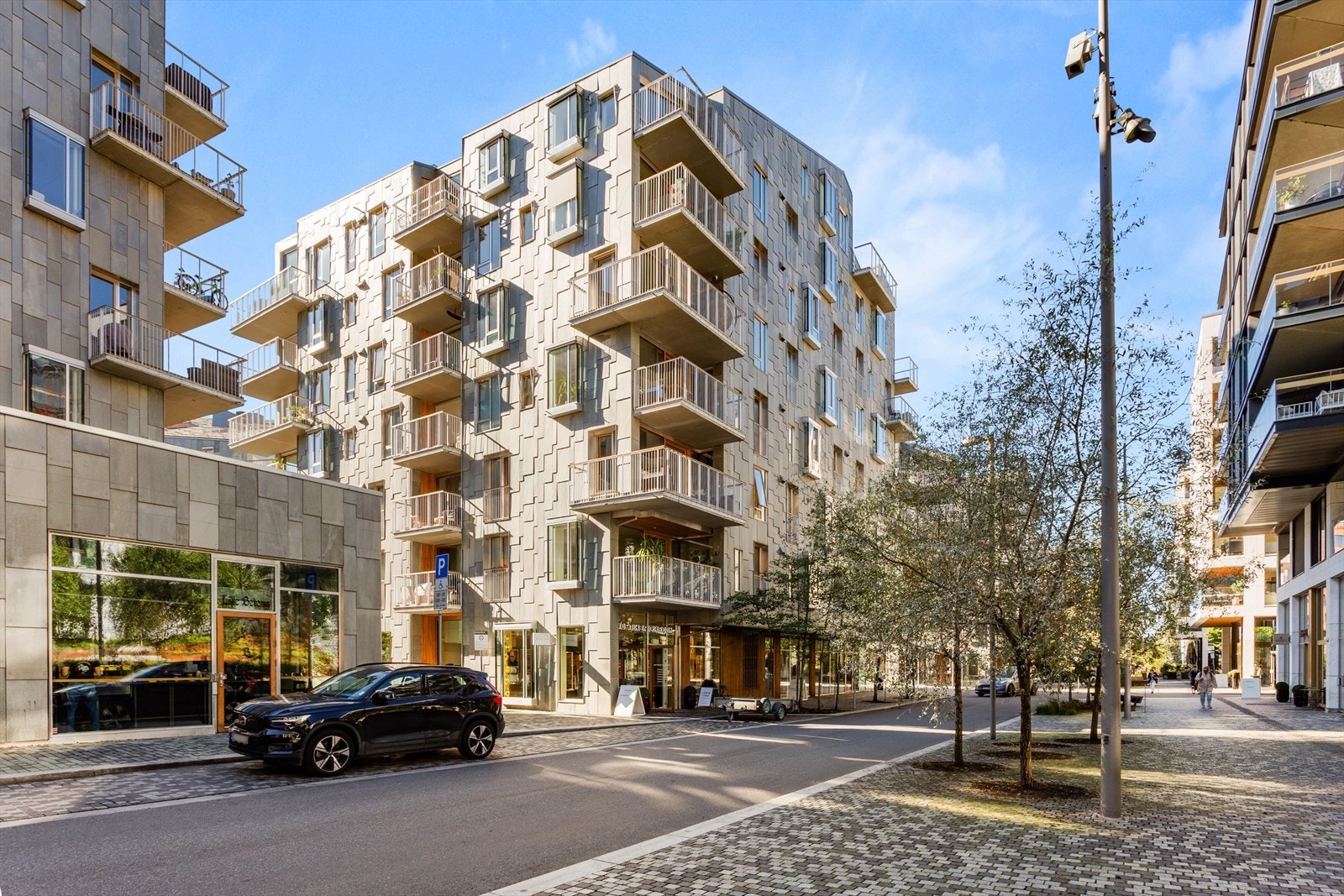 Beliggende i det ikoniske boligprosjektet Vannkunsten i Bjørvika. Vannkunsten innehar den miljøsertifiserte Breeam-Nor standarden, som stiller høye krav til materialvalg, energiøkonomi og inneklima. Galleribilde