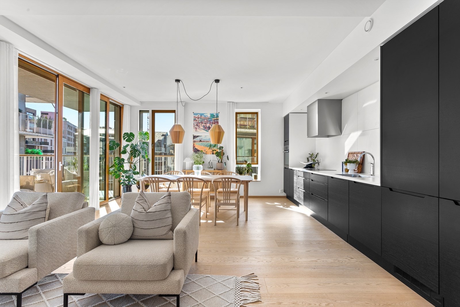 Boligens hjerte er den åpne stue- og kjøkkenløsningen - et rom som virkelig imponerer. Galleribilde