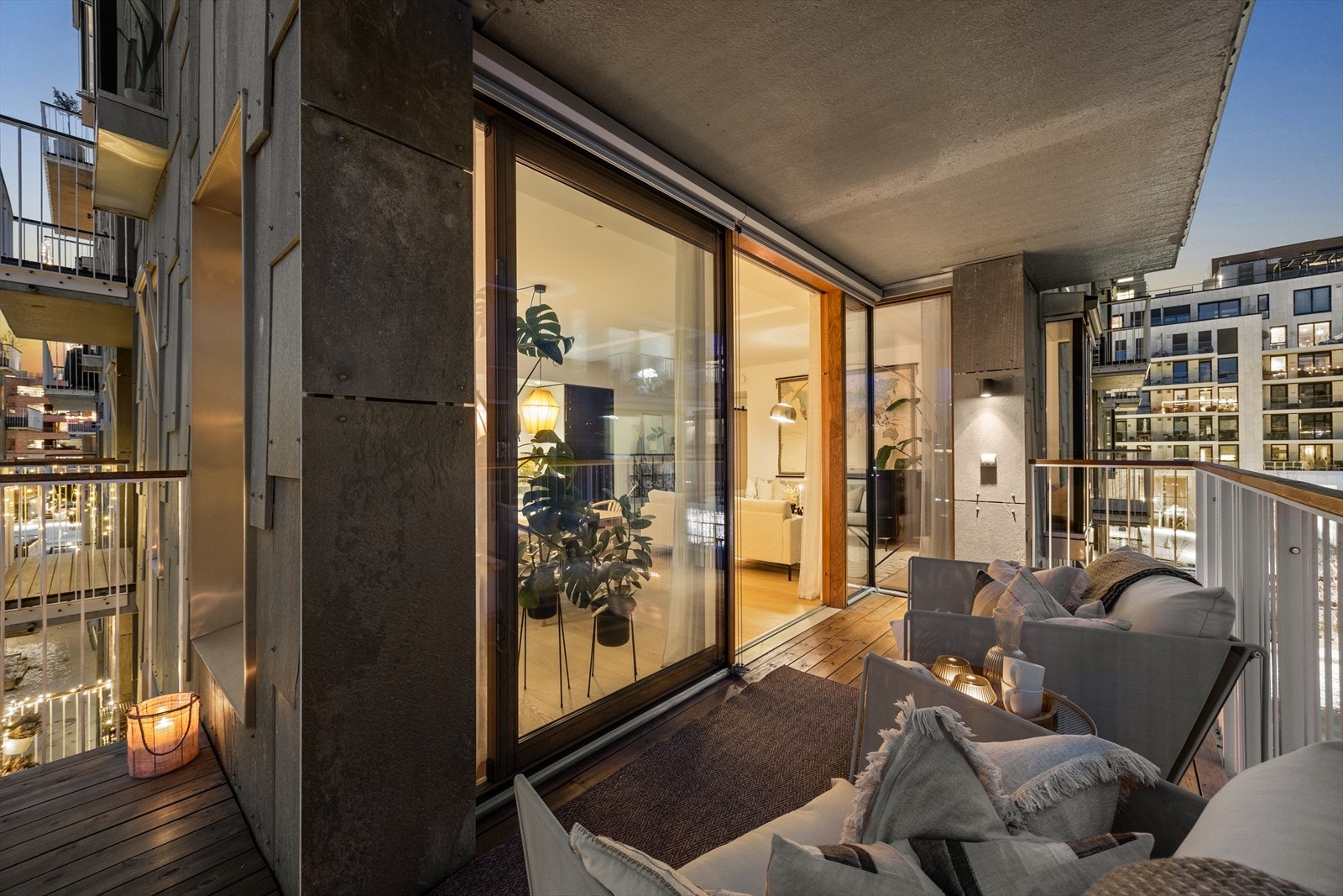 På kveldstid forvandles balkongen til en lun og stemningsfull oase. Galleribilde