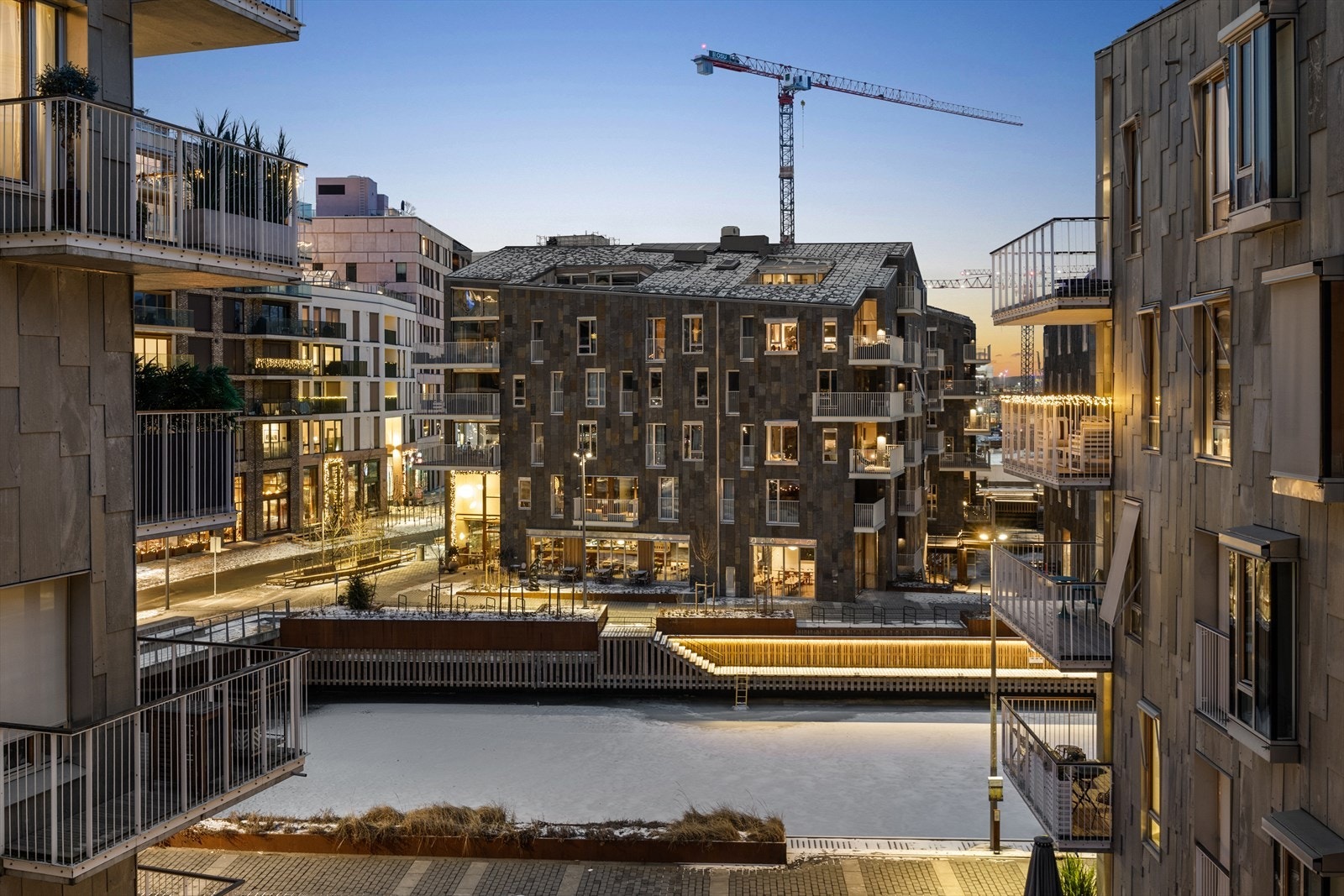 Magisk stemning på kveldstid, med dempet lys og stille omgivelser. Galleribilde