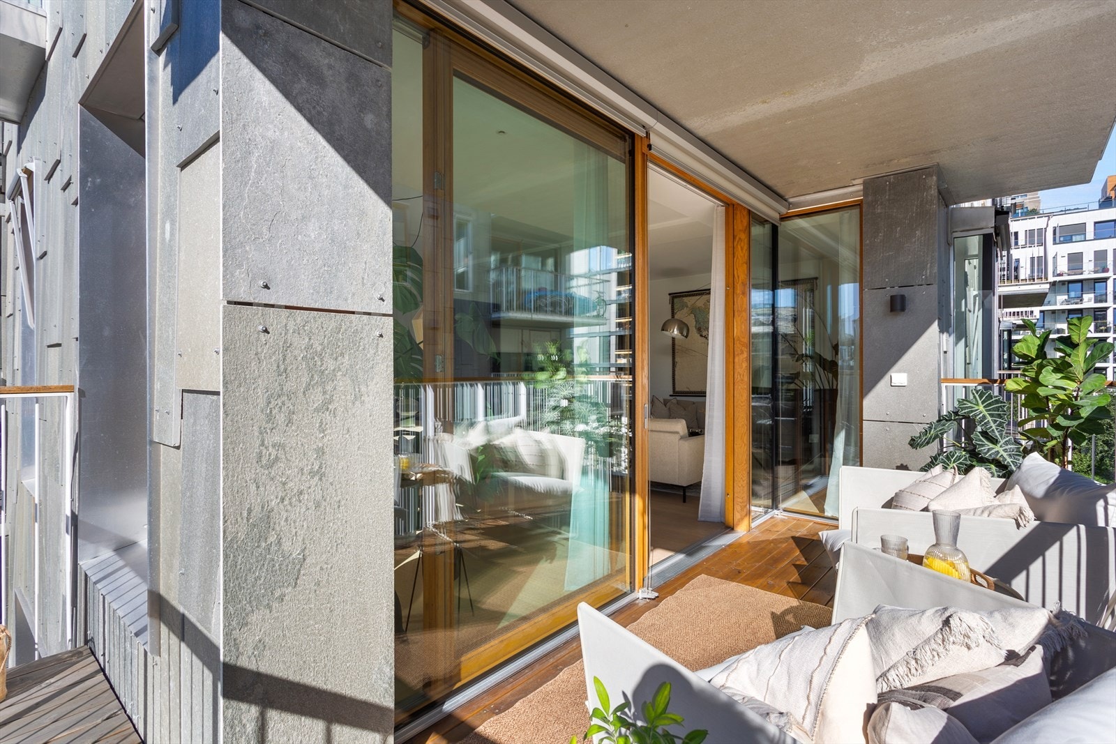 Balkongen strekker seg rundt fasaden og gir svært gode solforhold og møbleringsmuligheter. Galleribilde