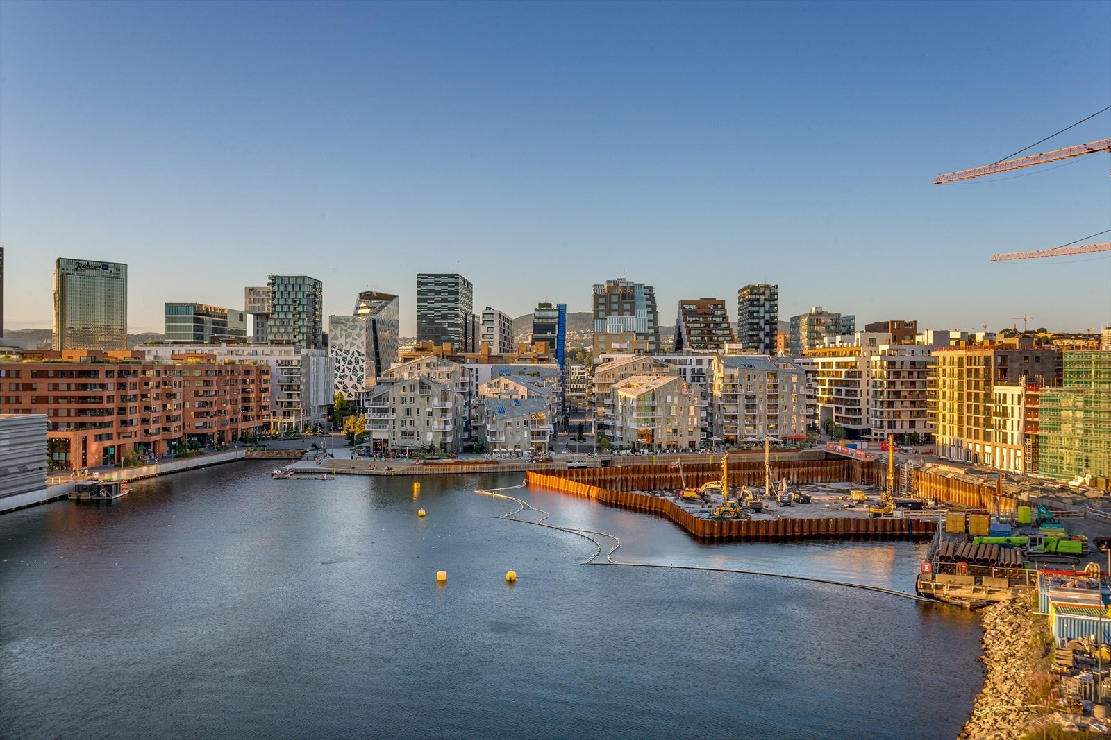 Her bor du bokstavelig talt i vannkanten, i et område som på elegant vis forener urbant byliv med nærhet til fjorden - en kombinasjon få andre steder i Oslo kan tilby. Galleribilde