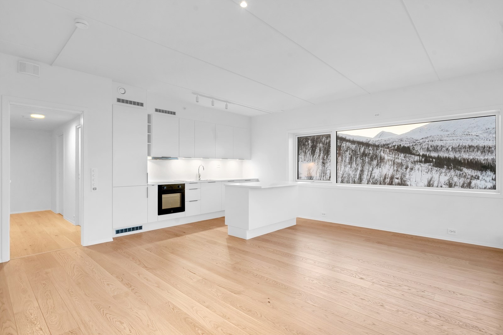 Stue og kjøkken i åpen og sosial løsning, med gode møbleringsmuligheter. Galleribilde