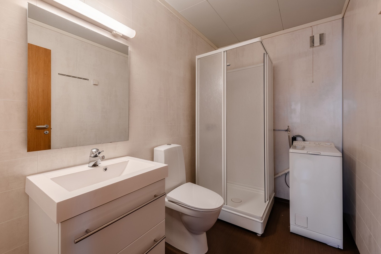 Baderommet i hybelleiligheten har også opplegg for vaskemaskin. Galleribilde