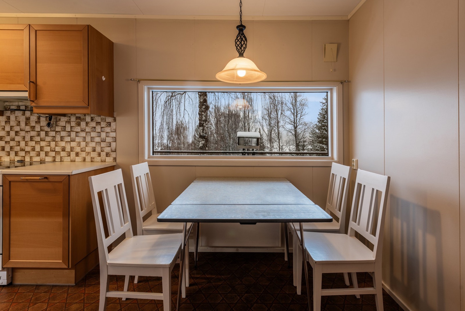 Hyggelig med plass til spisebord på kjøkkenet! Galleribilde