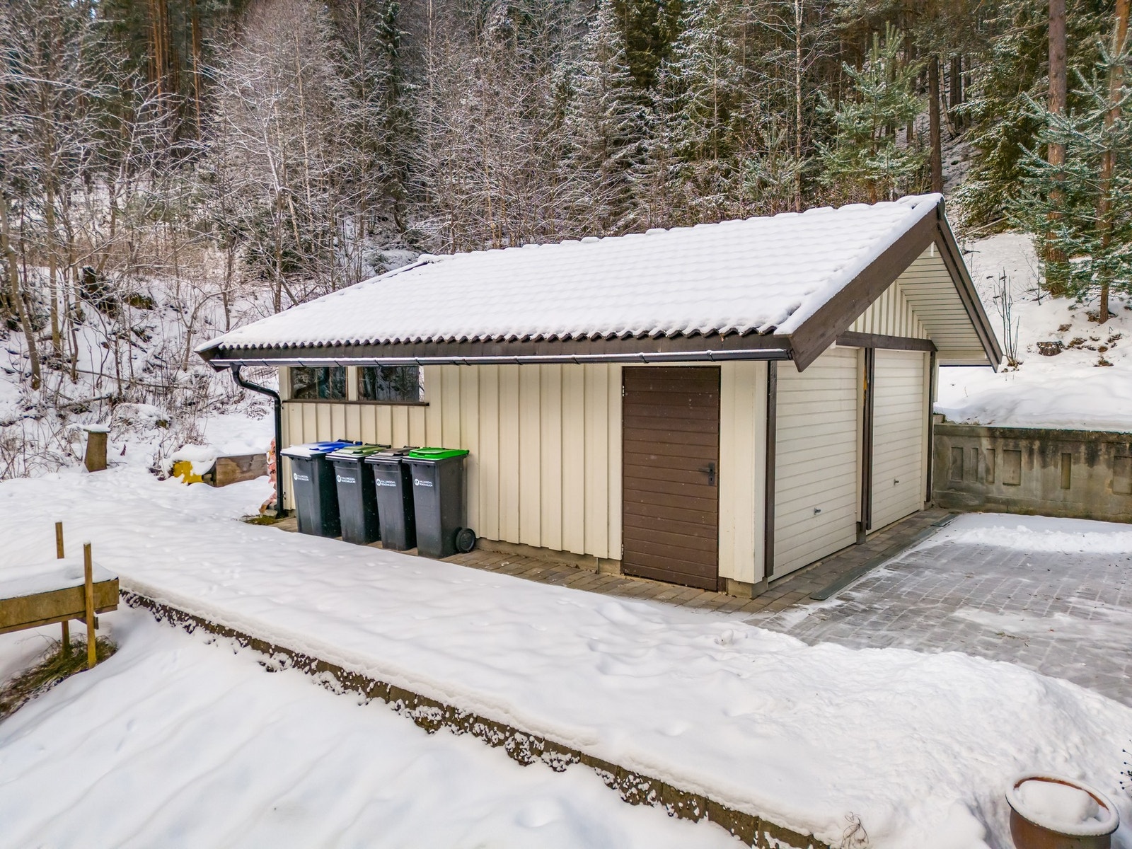 Garasjen er ca 33 kvm, og har installert elbillader. Galleribilde