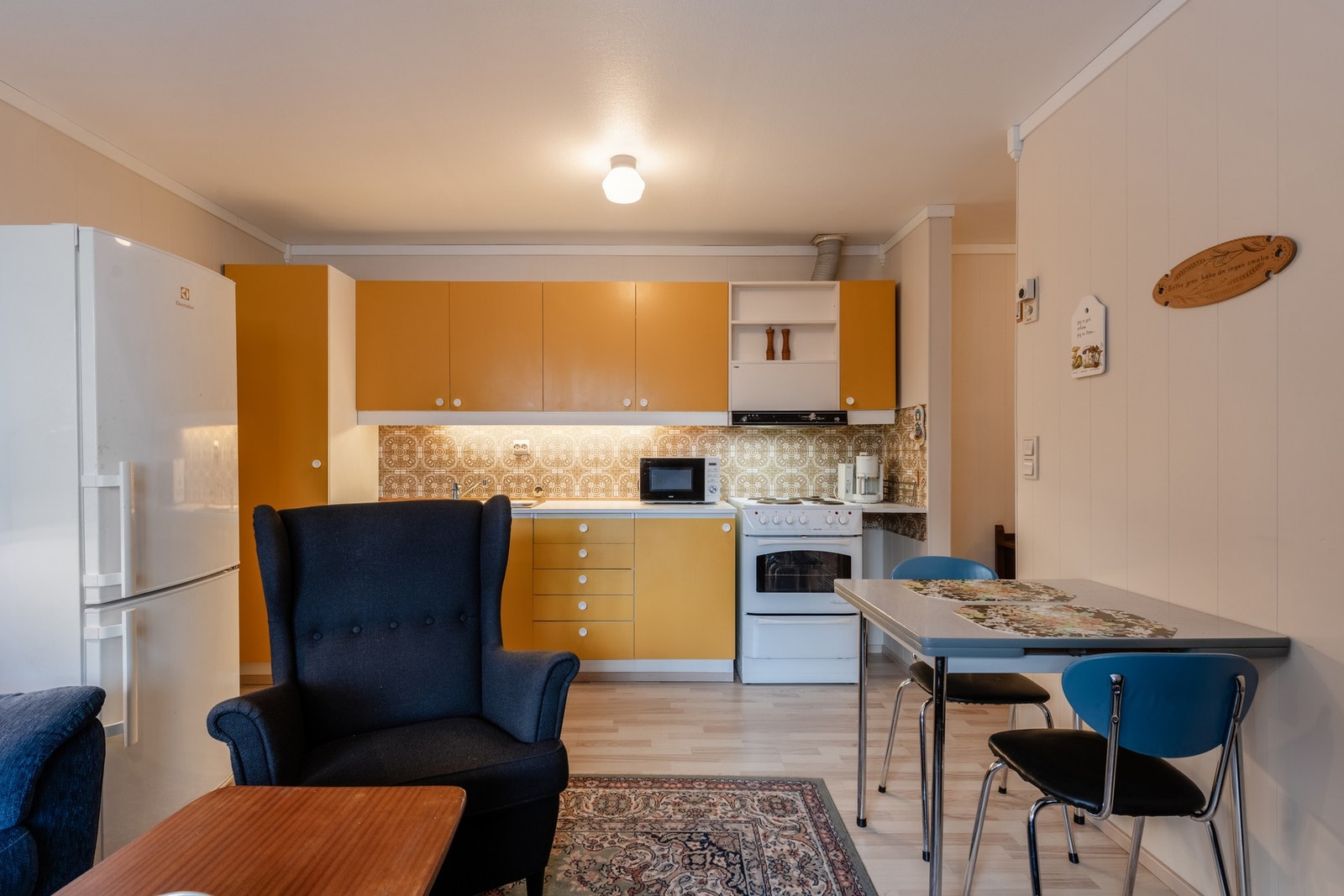 Kjøkken og stue i samme rom. Galleribilde