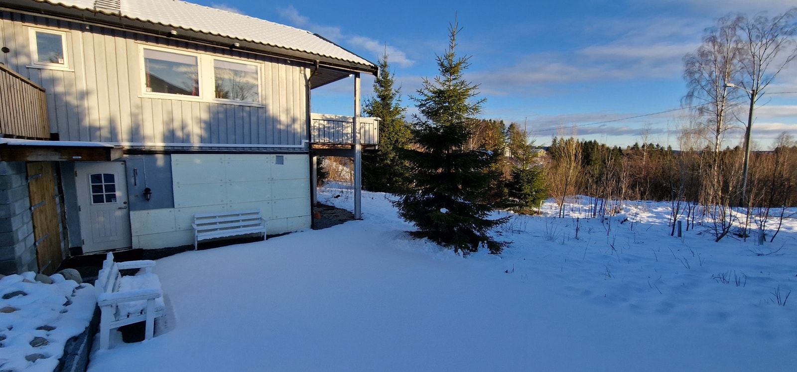 Biloppstillingsplass utenfor inngangsparti. Galleribilde