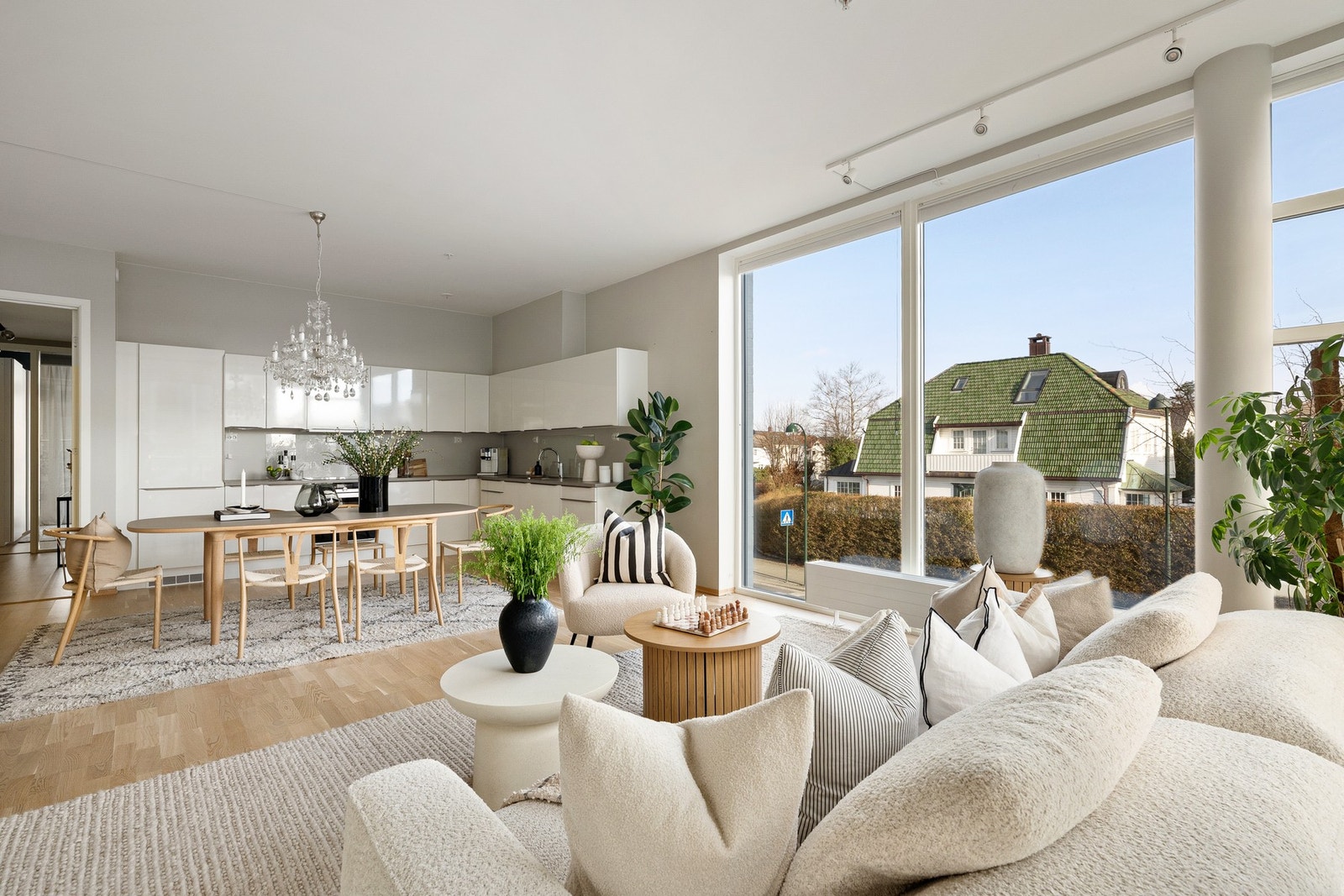 Her er det god plass til både spisebord, sofagruppe og flere møbleringssoner. Galleribilde