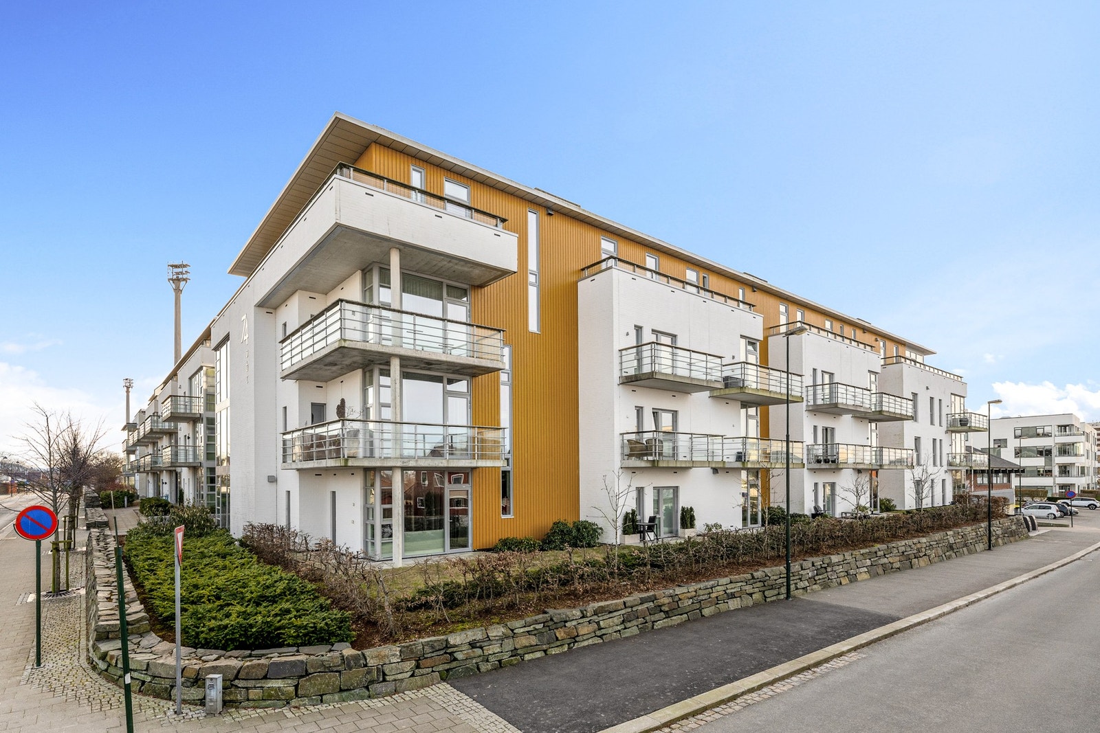 Det er kort gange til bussholdeplass, ca. 5 min på sykkelen inn til Stavanger sentrum, enkel adkomst til E39, og kort reisevei til de fleste arbeidsplasser i Stavanger, Jåttå og på Forus. Galleribilde