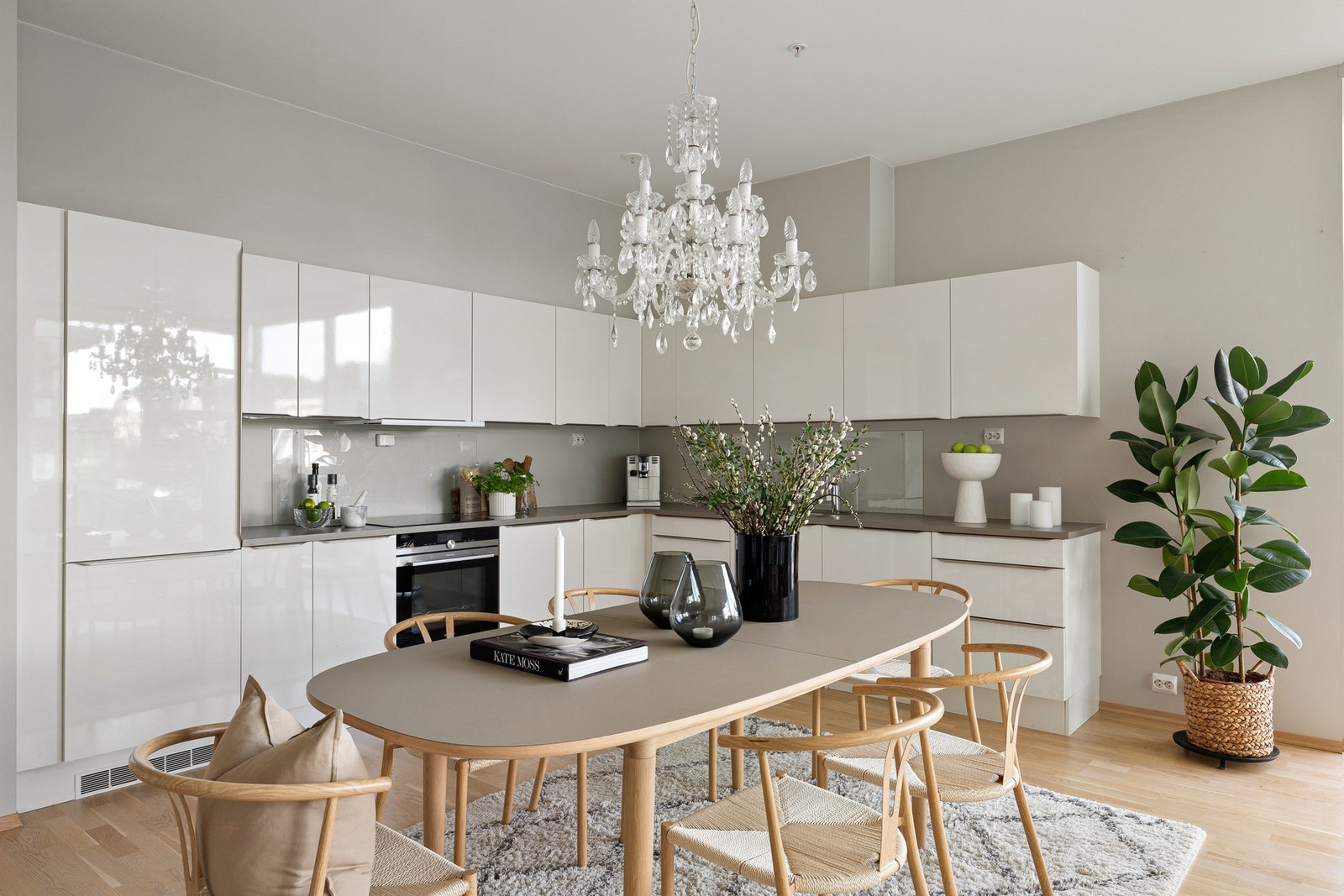 Kjøkkenet er fra HTH og holder en tidløs og stilren utførelse med glatte fronter og gode arbeidsflater. Galleribilde