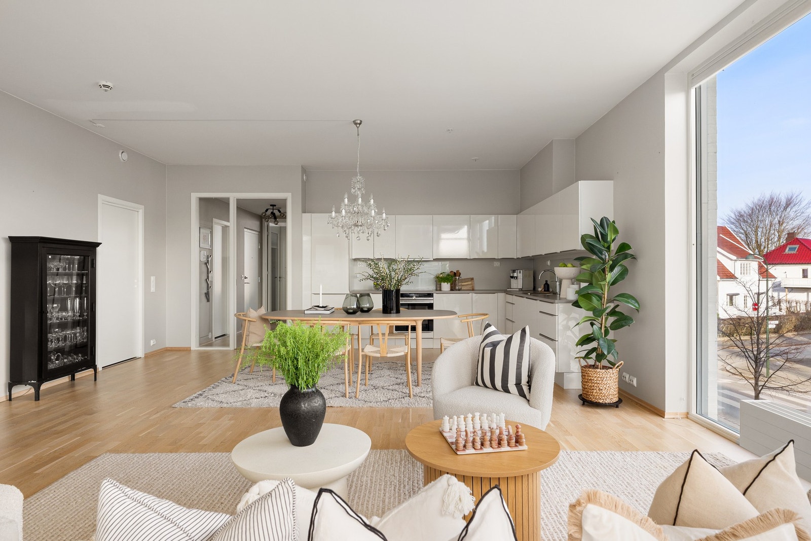 Boligen holder gjennomgående pen standard og byr på åpen stue og kjøkkenløsning. Galleribilde