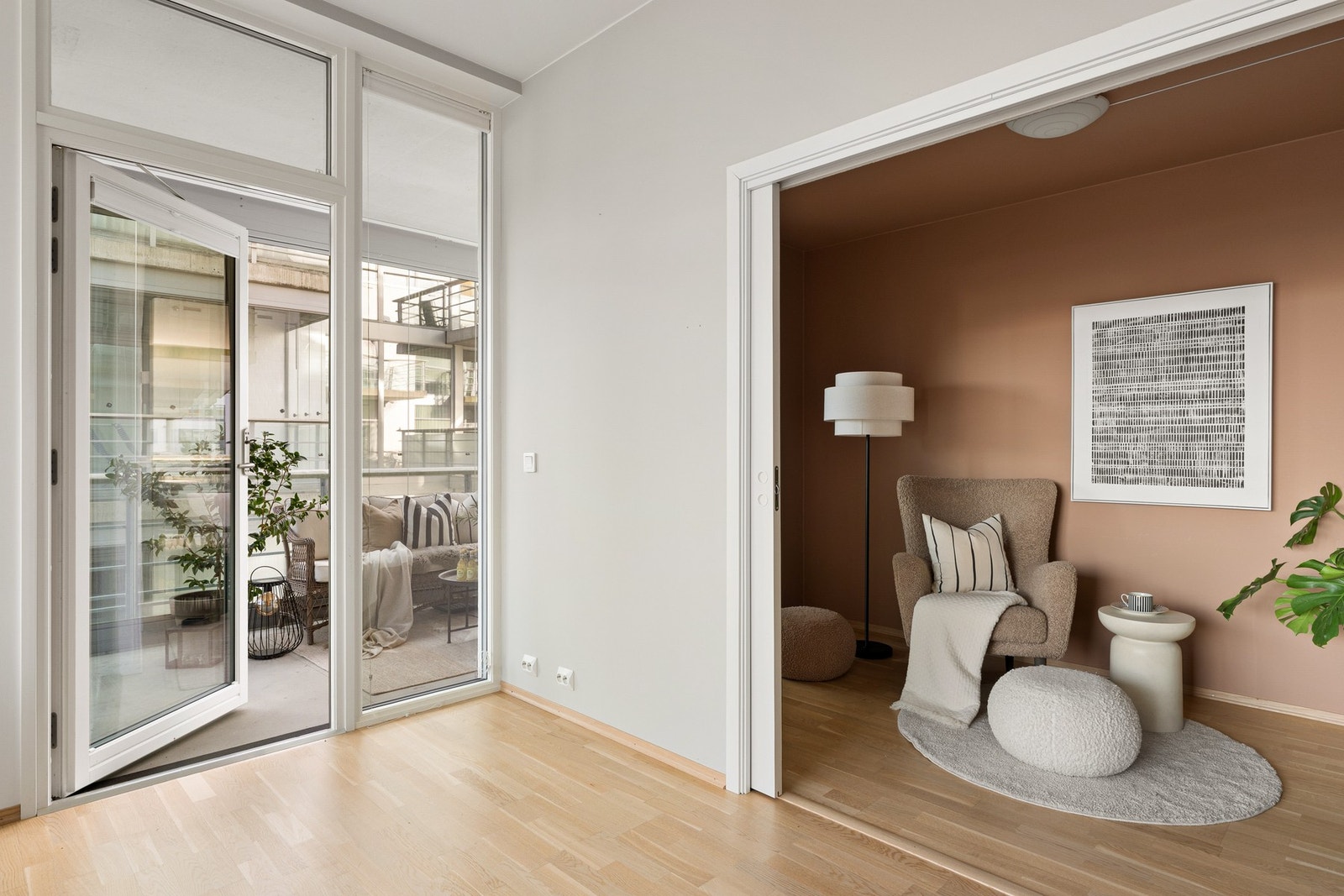 Fra stuen har man utgang til en innglasset balkong på ca 11 kvm. Galleribilde