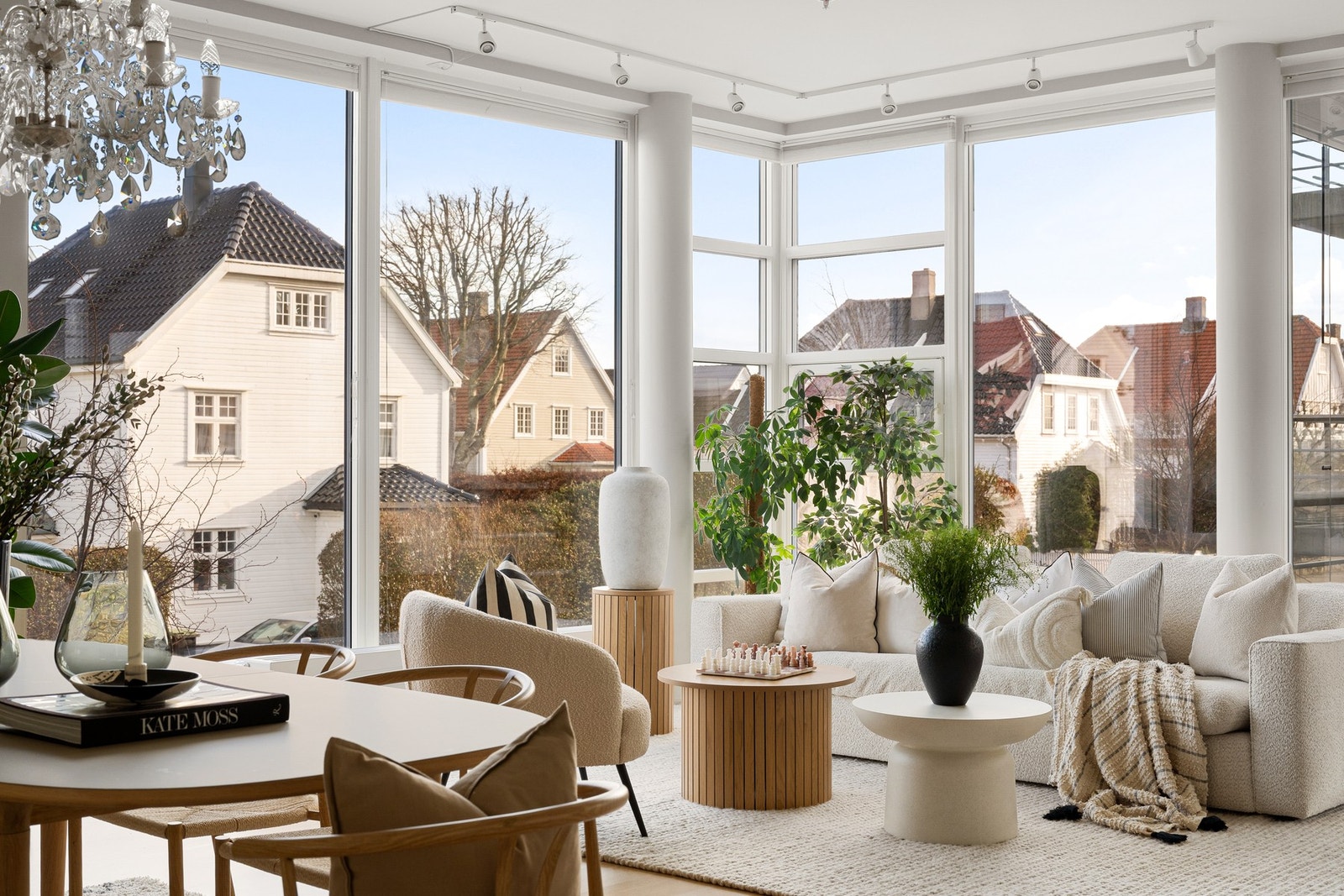 Leiligheten ligger i byggets andre etasje og har en gjennomført moderne standard fra byggeår. Galleribilde