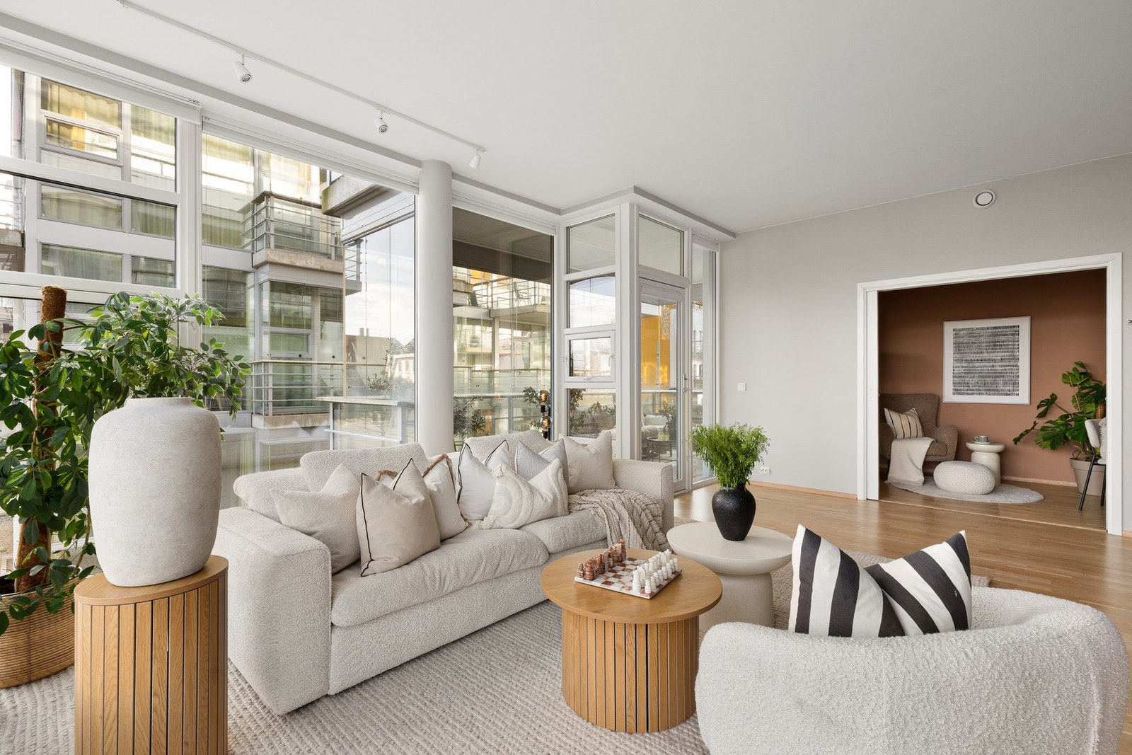 Overflater består hovedsakelig av parkett på gulv samt malte vegger og tak i lyse, tidsriktige farger. Galleribilde