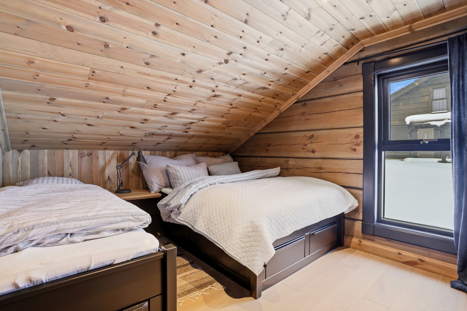 Soverom IV innredet med enkeltseng og dobbeltseng Galleribilde