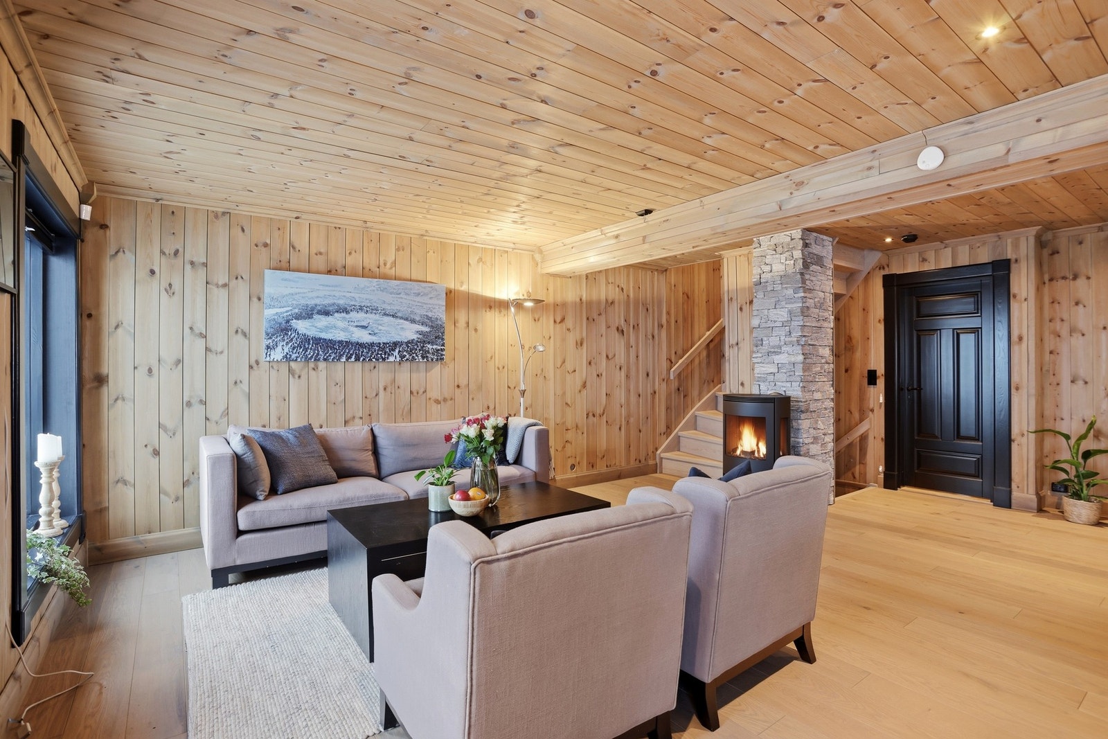 Lune materialvalg med beiset panel på vegg og parkett på gulv Galleribilde