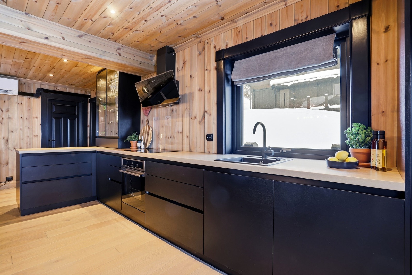 Kjøkkeninnredning er fra Hettich og har benkeplate i heltre Galleribilde