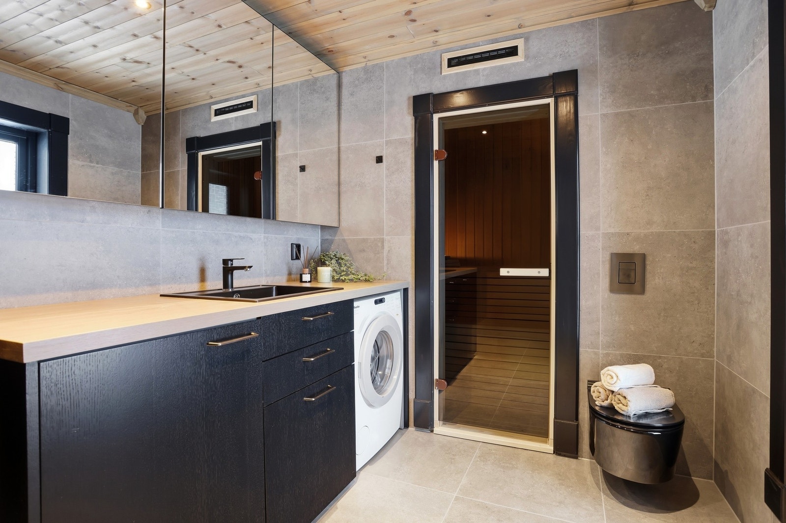 Hytta har 2 fine baderom, begge renovert i 2025. Her er baderom i hyttas hovedetasje Galleribilde