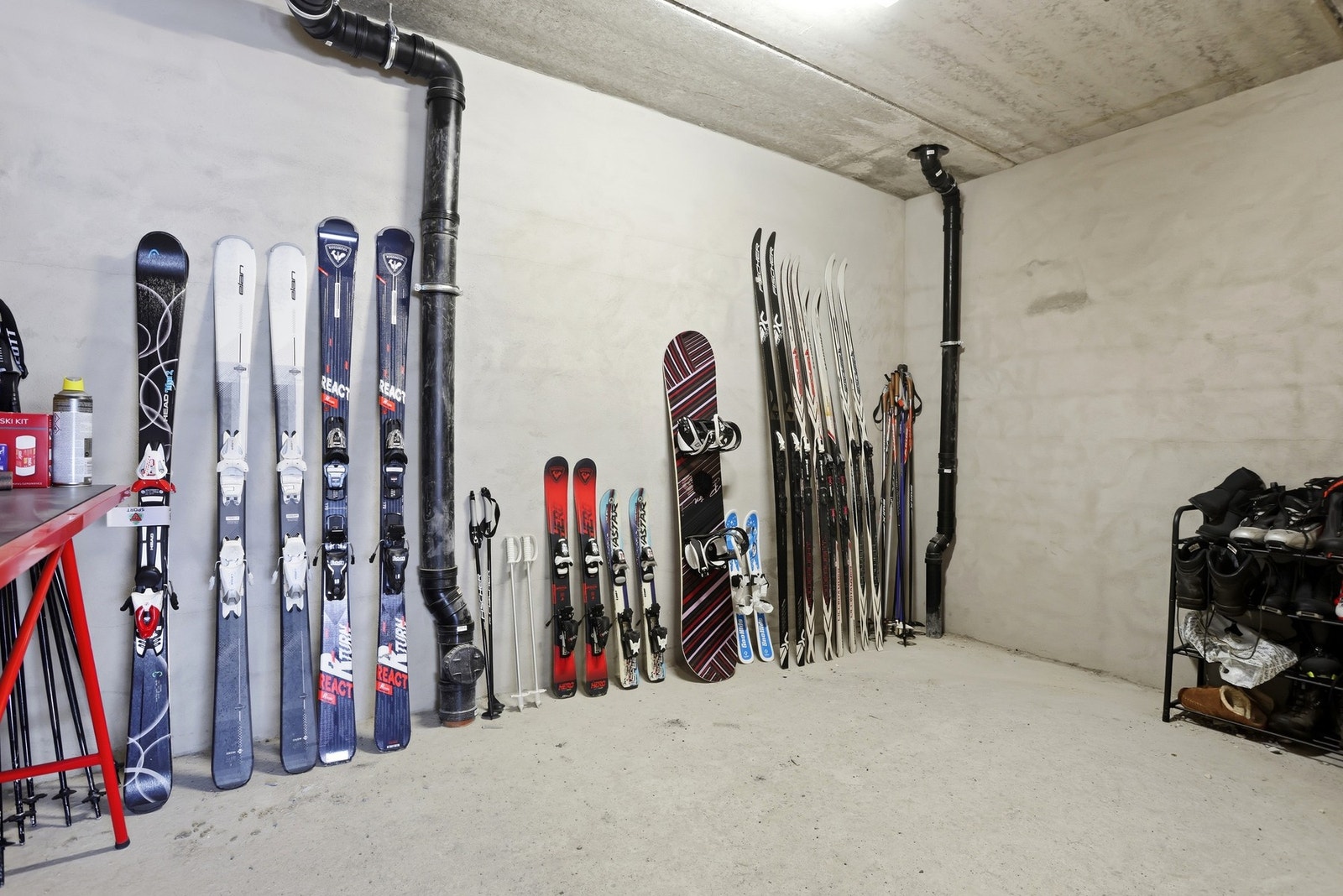 I hyttas underetasje har du 2 praktiske bodrom. Perfekt for oppbevaring av sportsutstyr og ved Galleribilde