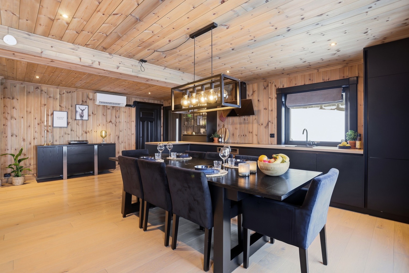 I tillegg til peisovn, er det også varmepumpe som sørger for jevn og behagelig temperatur Galleribilde