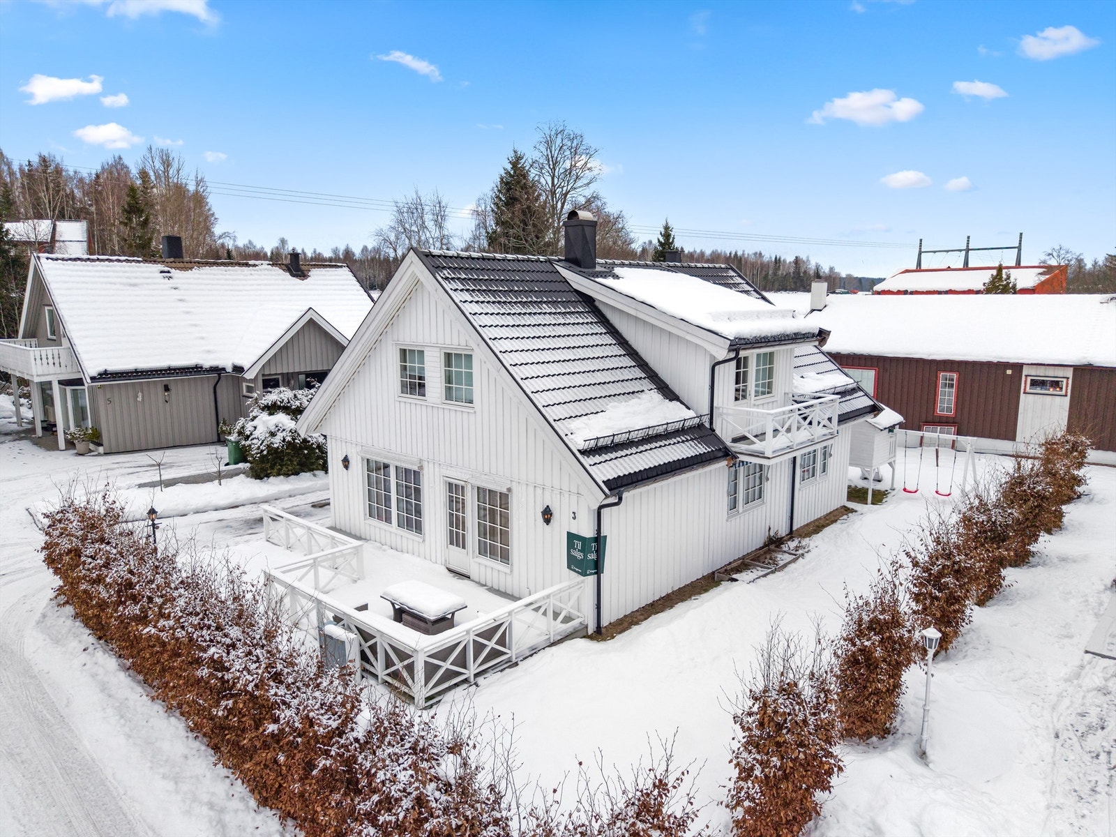 Boligen har to markterrasser, en tilknyttet inngangspartiet og en på baksiden av huset. Galleribilde