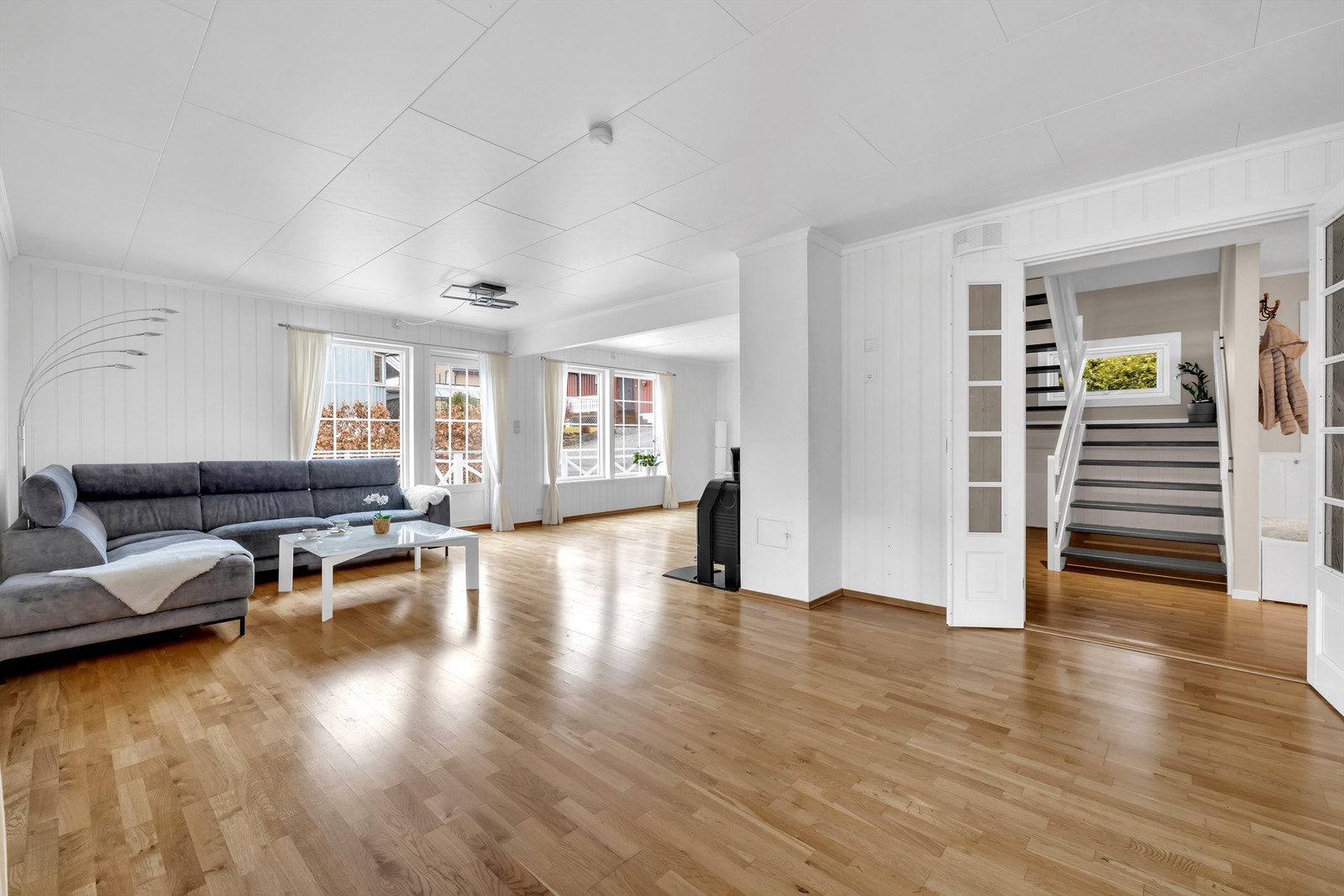 Lys og romslig stue med flere møbleringsmuligheter. Galleribilde